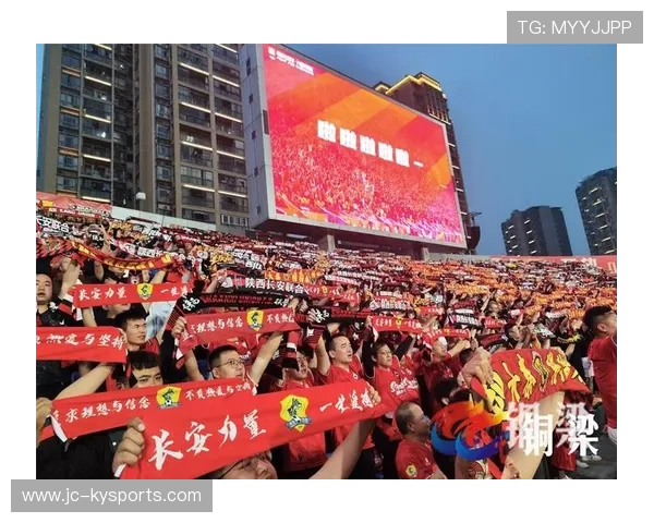 球员进球后冲上看台拥抱奶奶，才发现认错人了那是对方球迷的妈妈